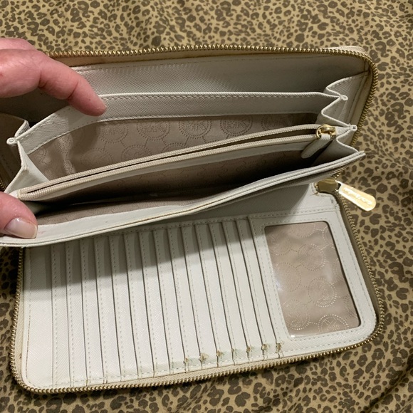 Authentic Michael Kors wallet - Picture 3 of 5
